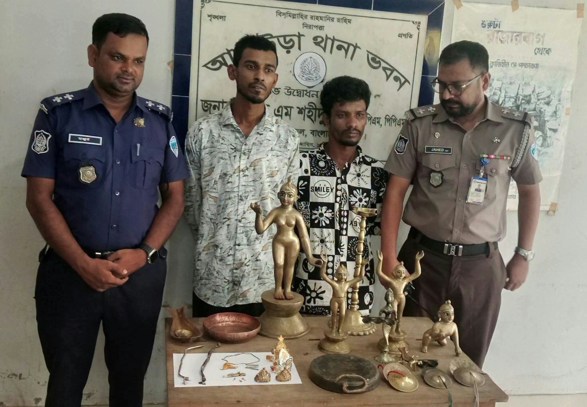 আখাউড়া রাধামাধব আখড়া মন্দিরে চুরির ঘটনায় ১৭ ঘণ্টার মধ্যে মূর্তি ও স্বর্ণালংকার উদ্ধার, গ্রেপ্তার ২