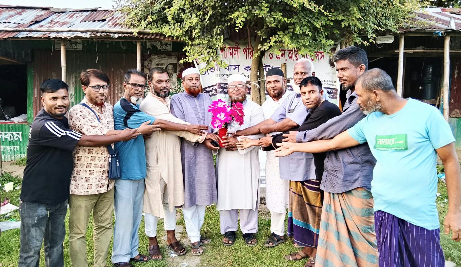 ‘স্টার শাইনিং পার্সোনালিটি অ্যাওয়ার্ড’ অর্জন করায় মাওলানা খলিলুর রহমানকে সংবর্ধনা
